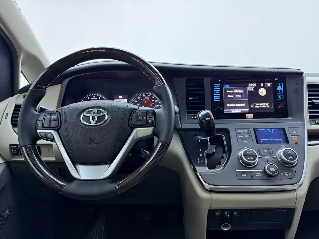 Toyota Sienna 2017 — фото 15