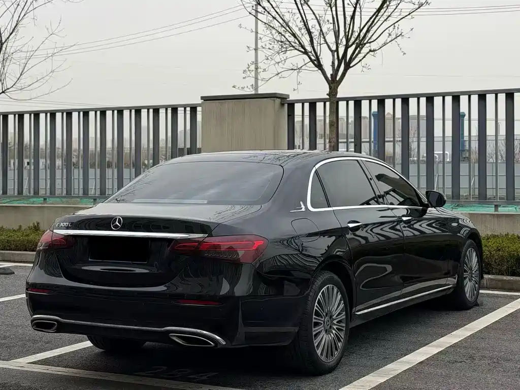 Mercedes-Benz E-Class 2023 — фото 9