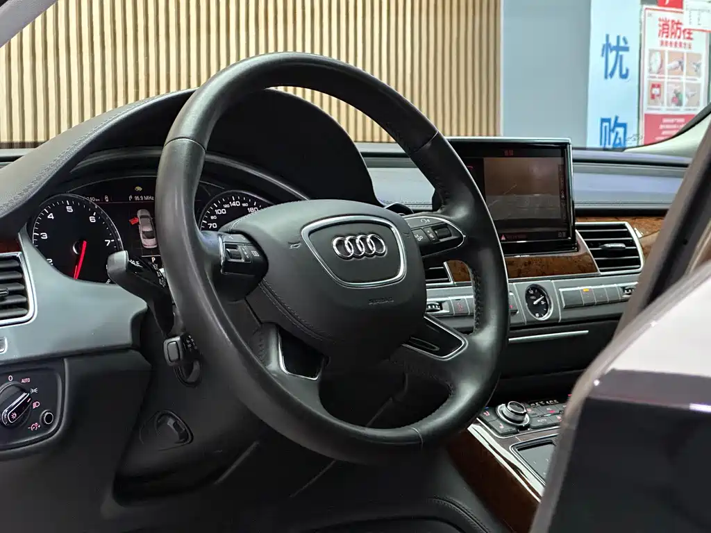 Audi A8 2012 — фото 9