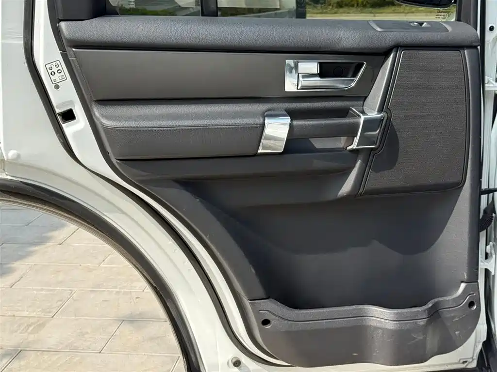 Land Rover Discovery 2015 — фото 10