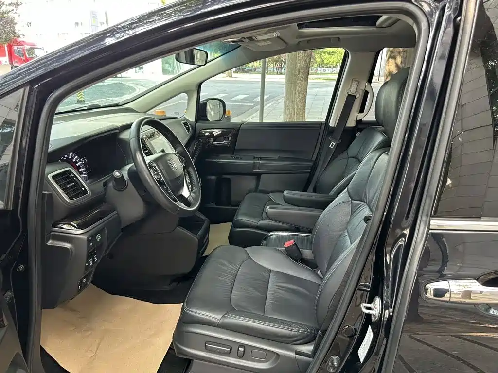 Honda Odyssey 2018 — фото 10
