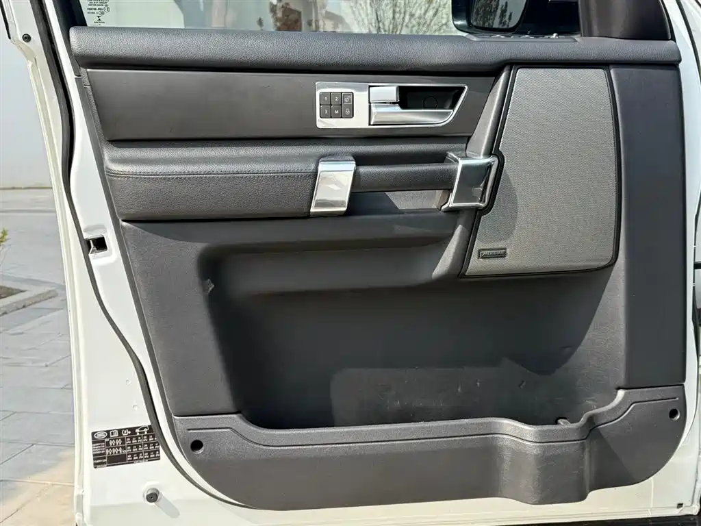 Land Rover Discovery 2015 — фото 8