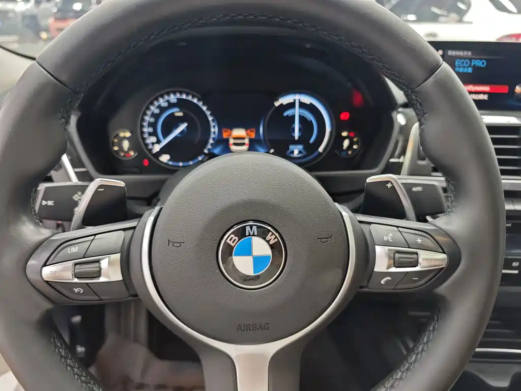 BMW 3 Series 2018 — фото 12