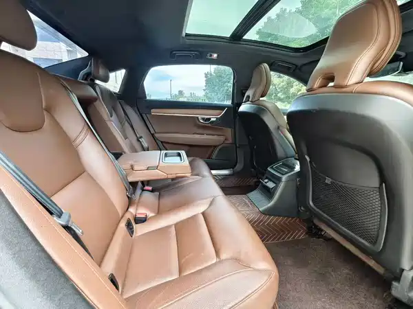 Volvo S90 Plug-In Hybrid 2021