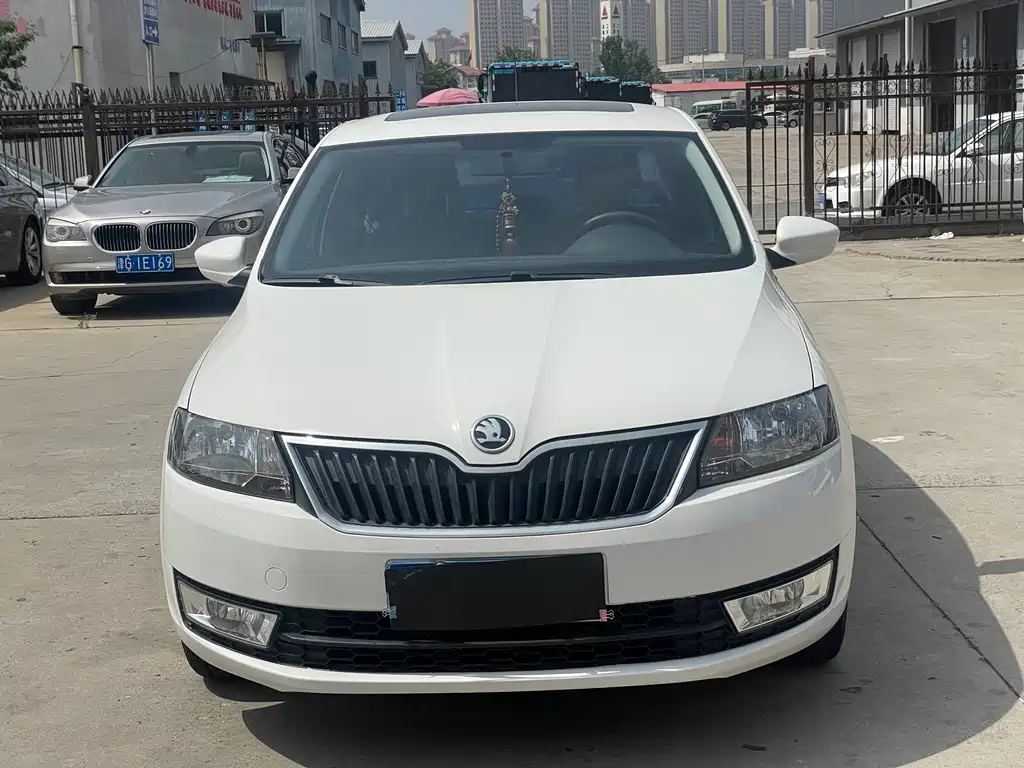 Skoda Rapid 2015 — фото 2