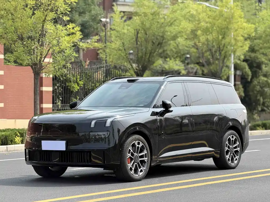 Lynk & Co 900 2025