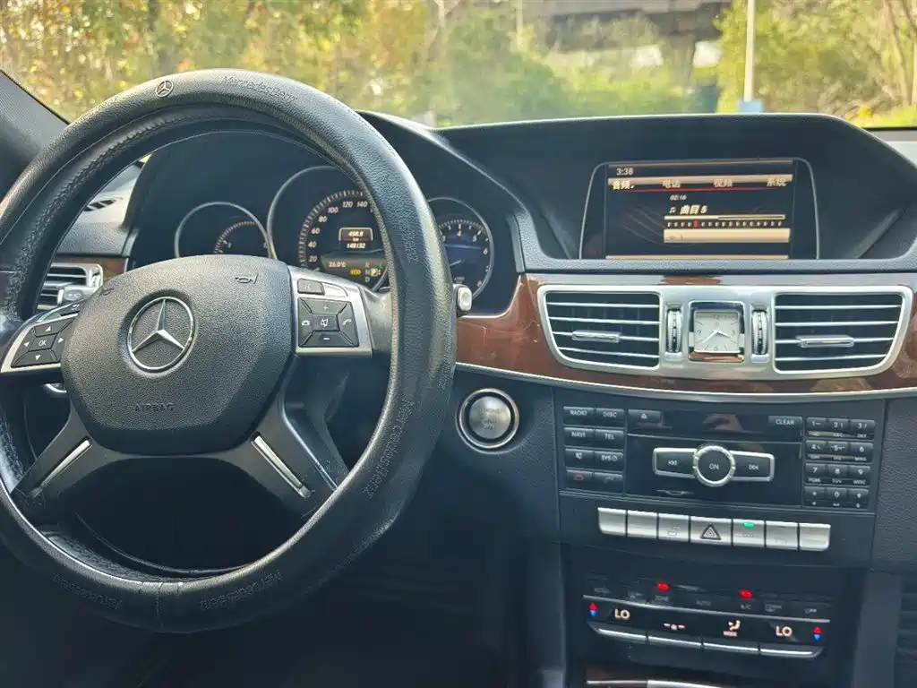 Mercedes-Benz E-Class 2015 — фото 11