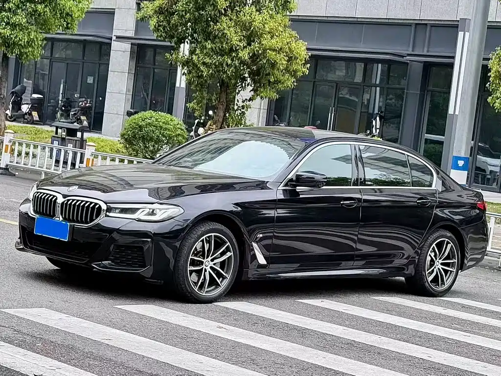 BMW 5 Series 2021 — фото 1