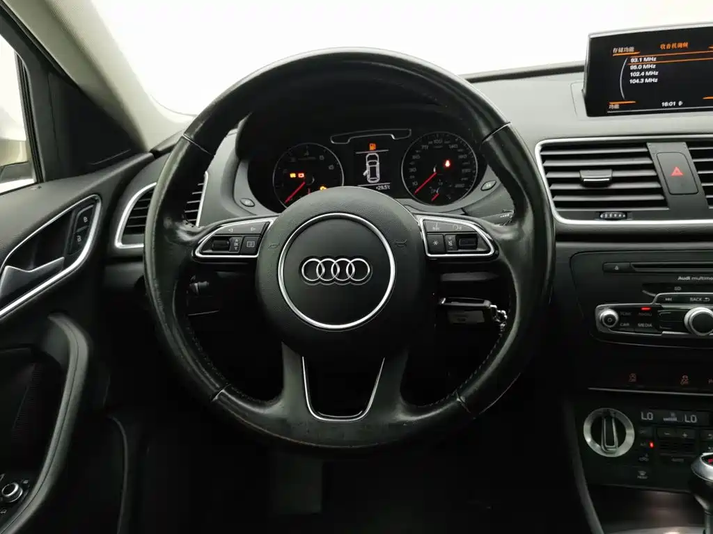 Audi Q3 2016 — фото 11