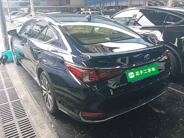Lexus ES 2021