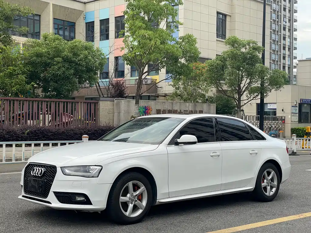 Audi A4L 2015 — фото 1