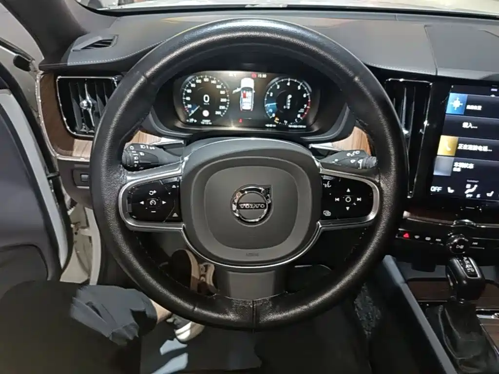 Volvo XC60 2020 — фото 11