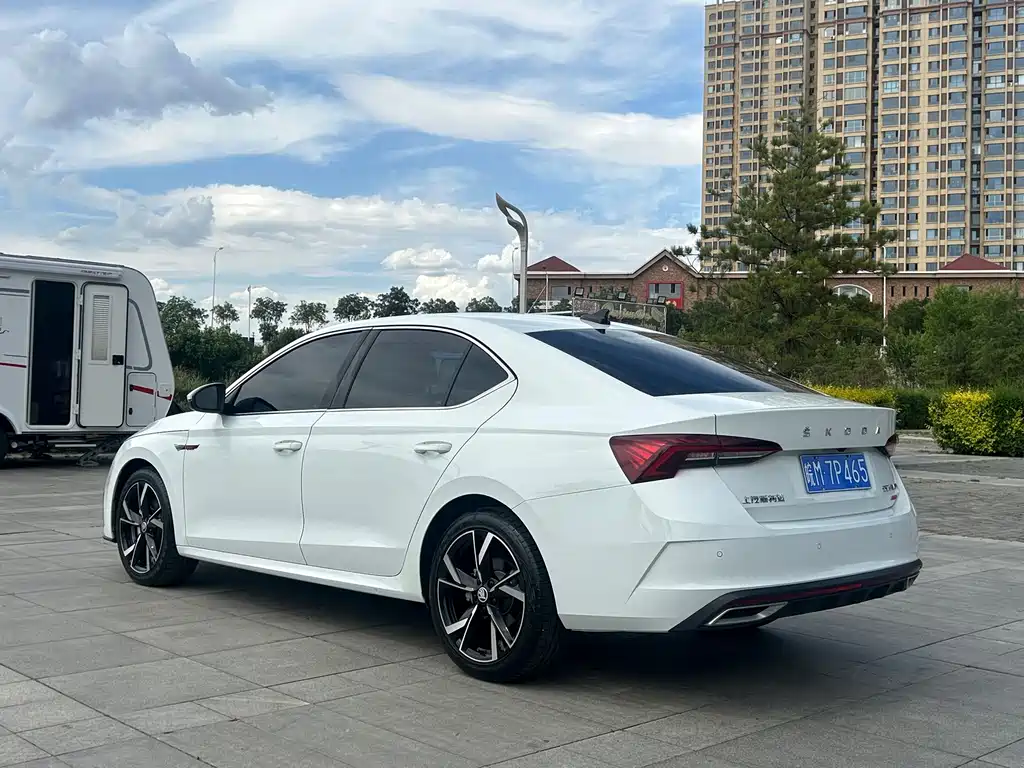 Skoda Octavia 2023 — фото 7