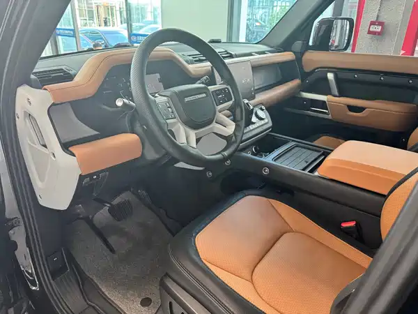Land Rover Defender 2024