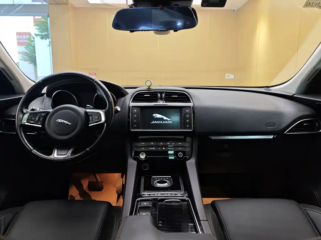 Jaguar F-PACE 2018 — фото 21