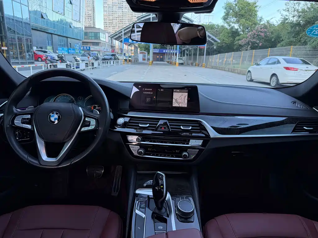 BMW 5 Series 2018 — фото 9