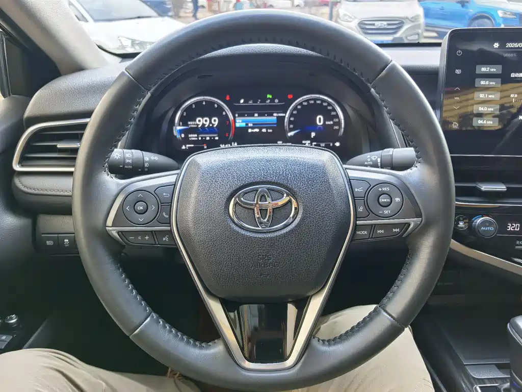 Toyota Camry 2023 — фото 12