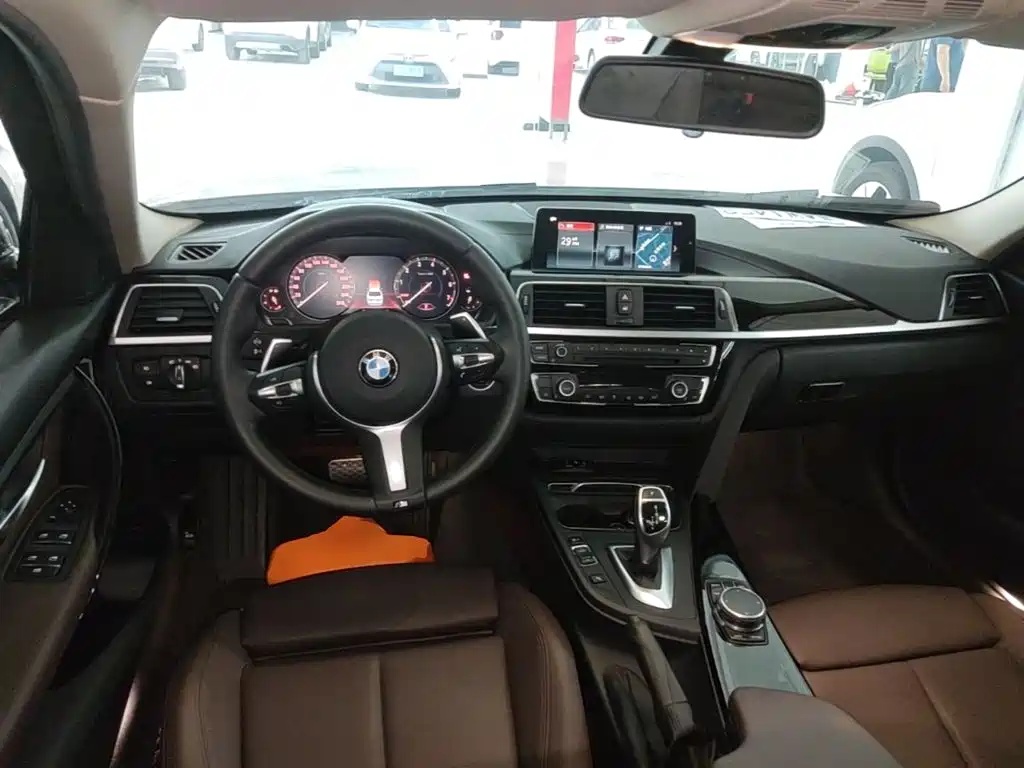 BMW 3 Series 2018 — фото 10