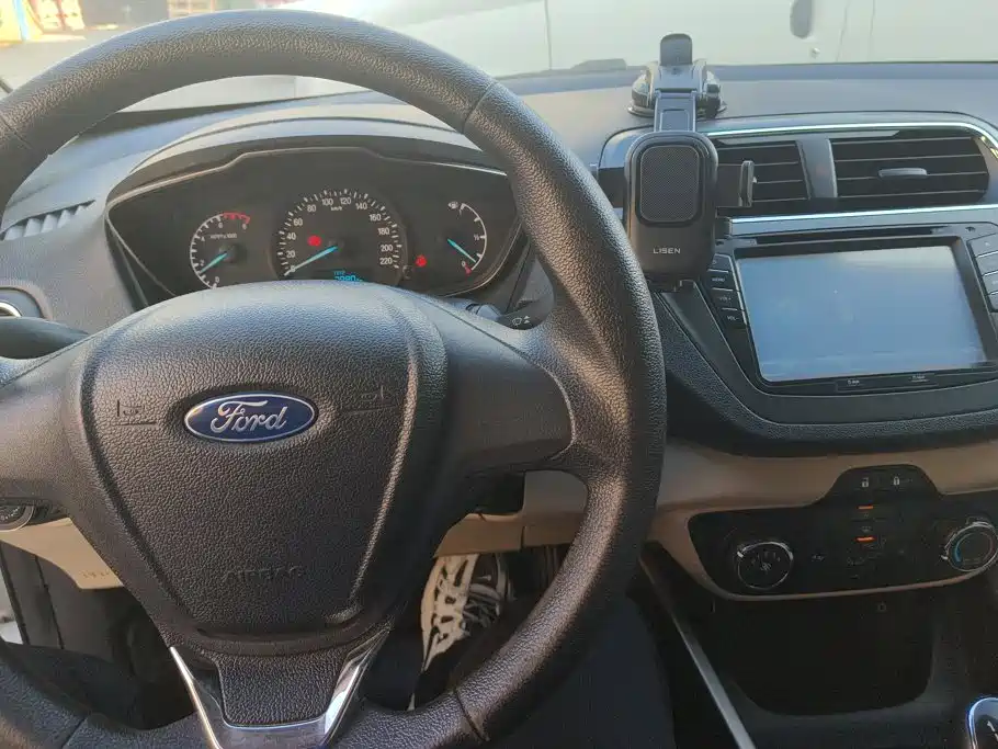 Ford Escort 2015 — фото 12