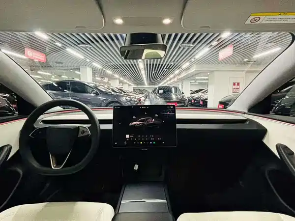 Tesla Model 3 2024