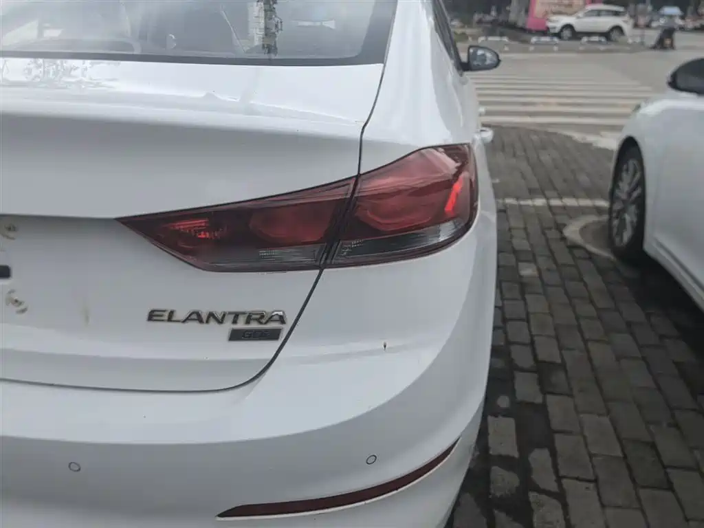 Hyundai Elantra 2016 — фото 8