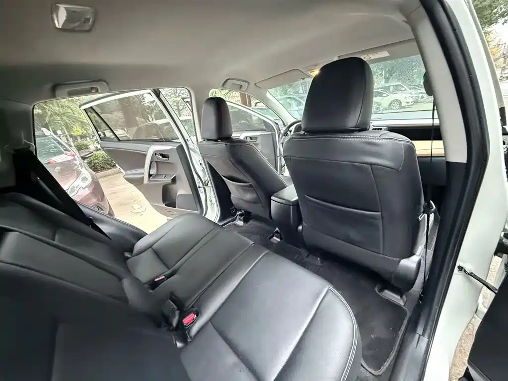 Toyota RAV4 2019 — фото 13
