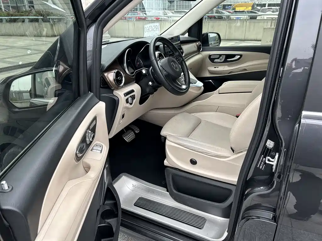 Mercedes-Benz V-Class 2023 — фото 9