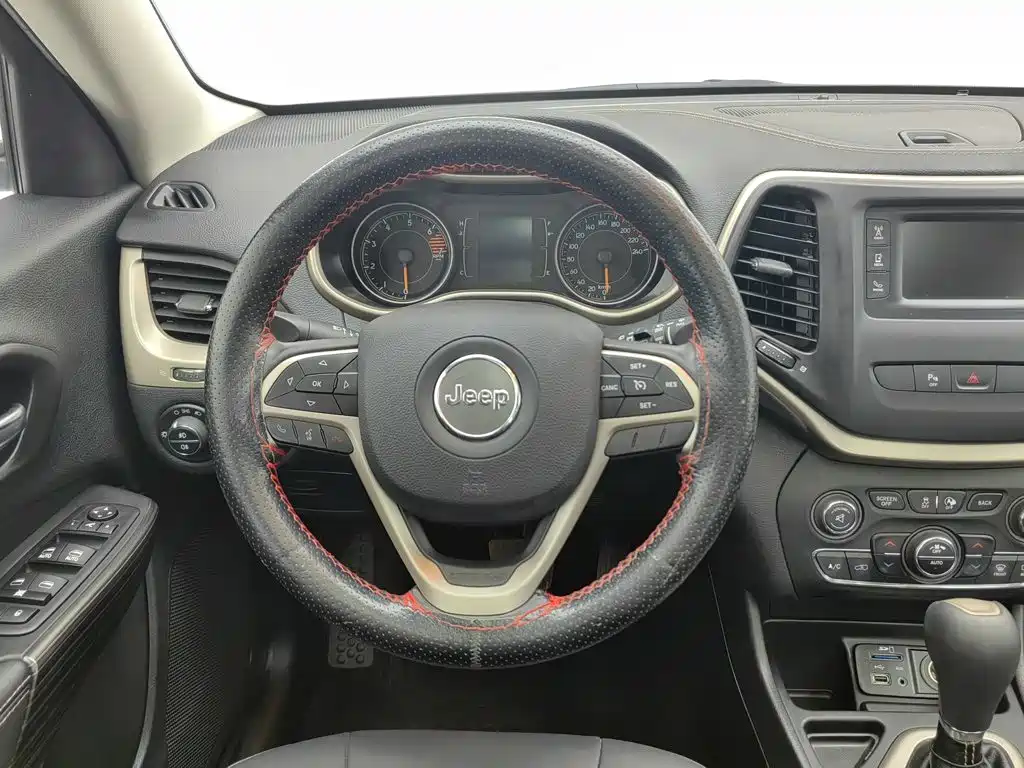 Jeep Cherokee 2016 — фото 11