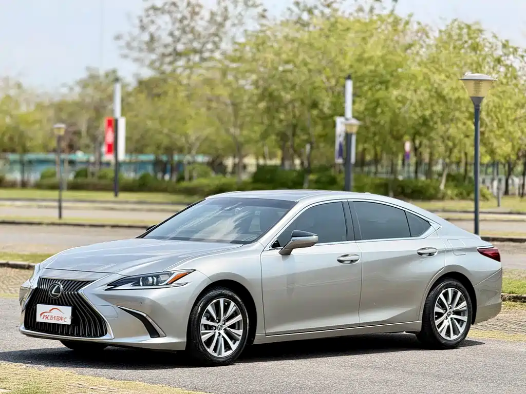 Lexus ES 2021 — фото 1