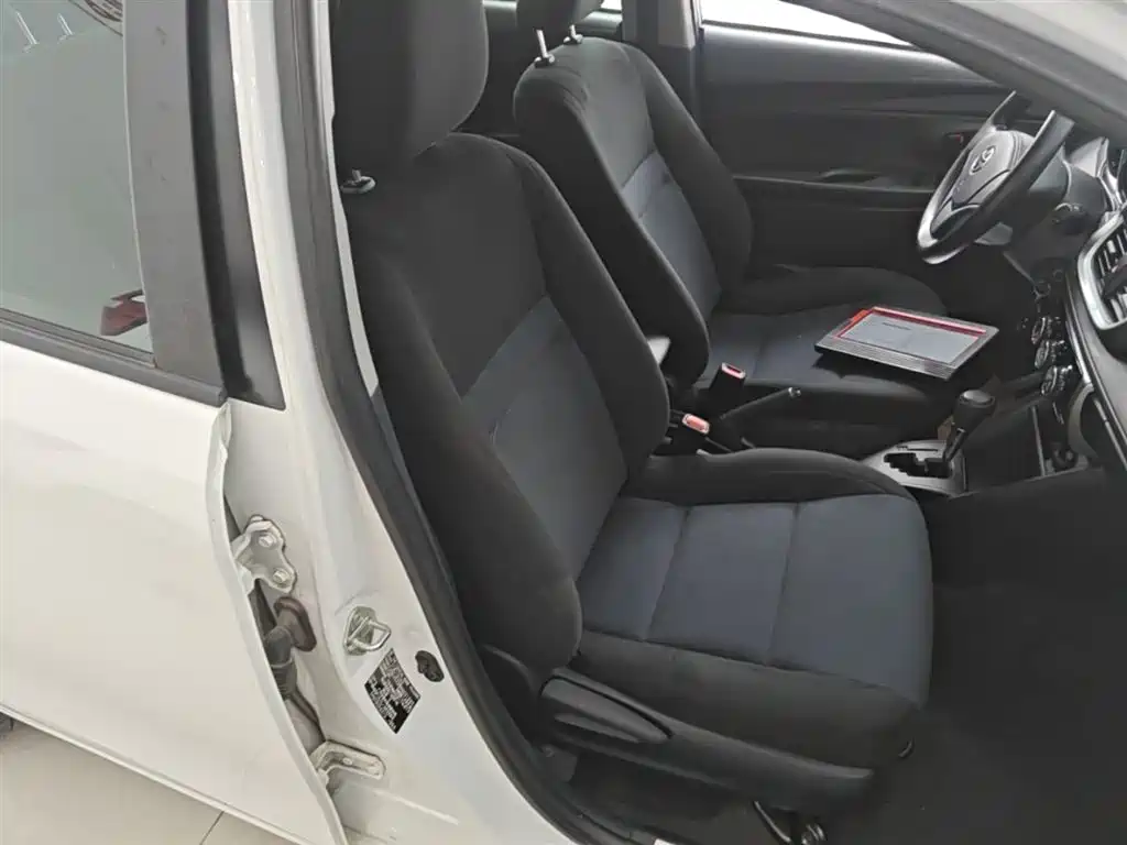 Toyota Yaris L 2017 — фото 25