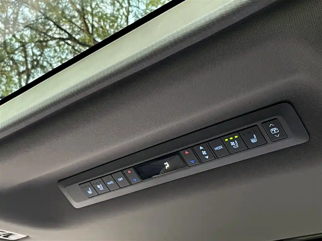 Toyota Granvia 2023 — фото 14