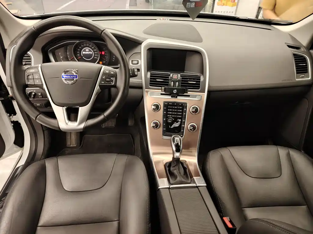 Volvo XC60 2017 — фото 10