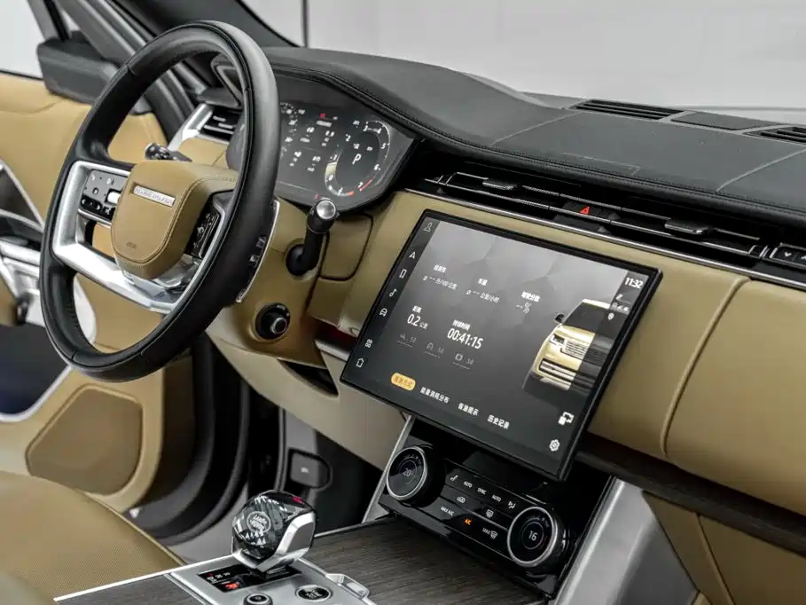 Land Rover Range Rover 2023 — фото 18