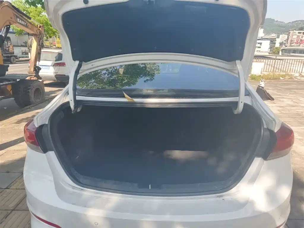 Hyundai Elantra 2018 — фото 19