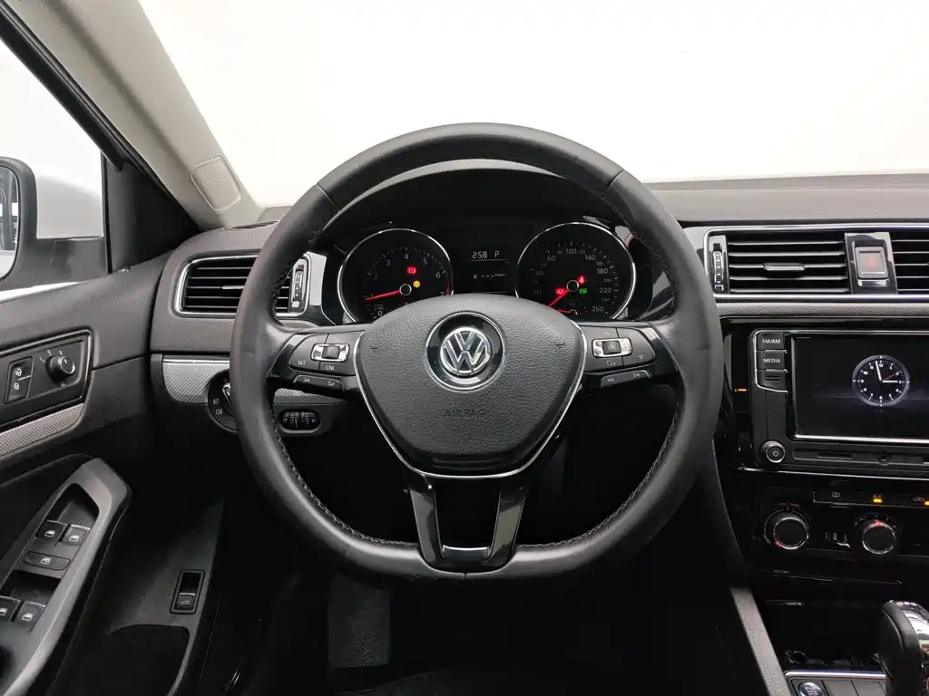 Volkswagen Sagitar 2017 — фото 11