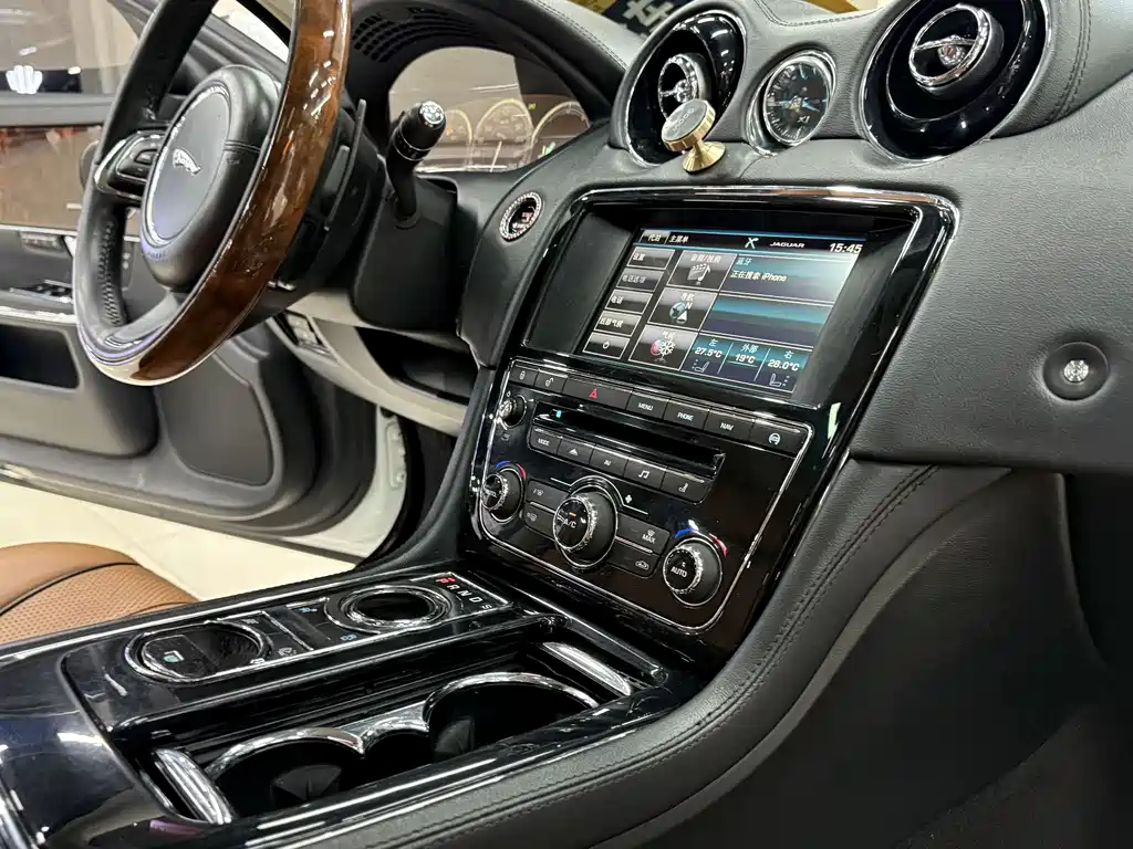 Jaguar XJ 2015 — фото 23