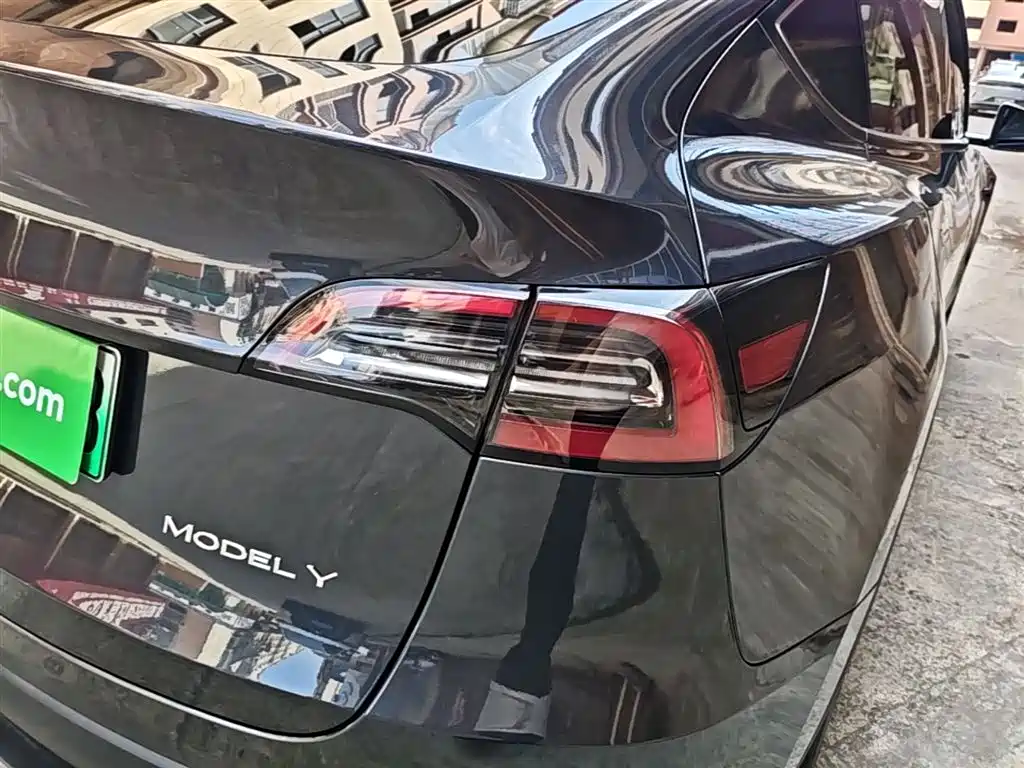 Tesla Model Y 2024 — фото 8