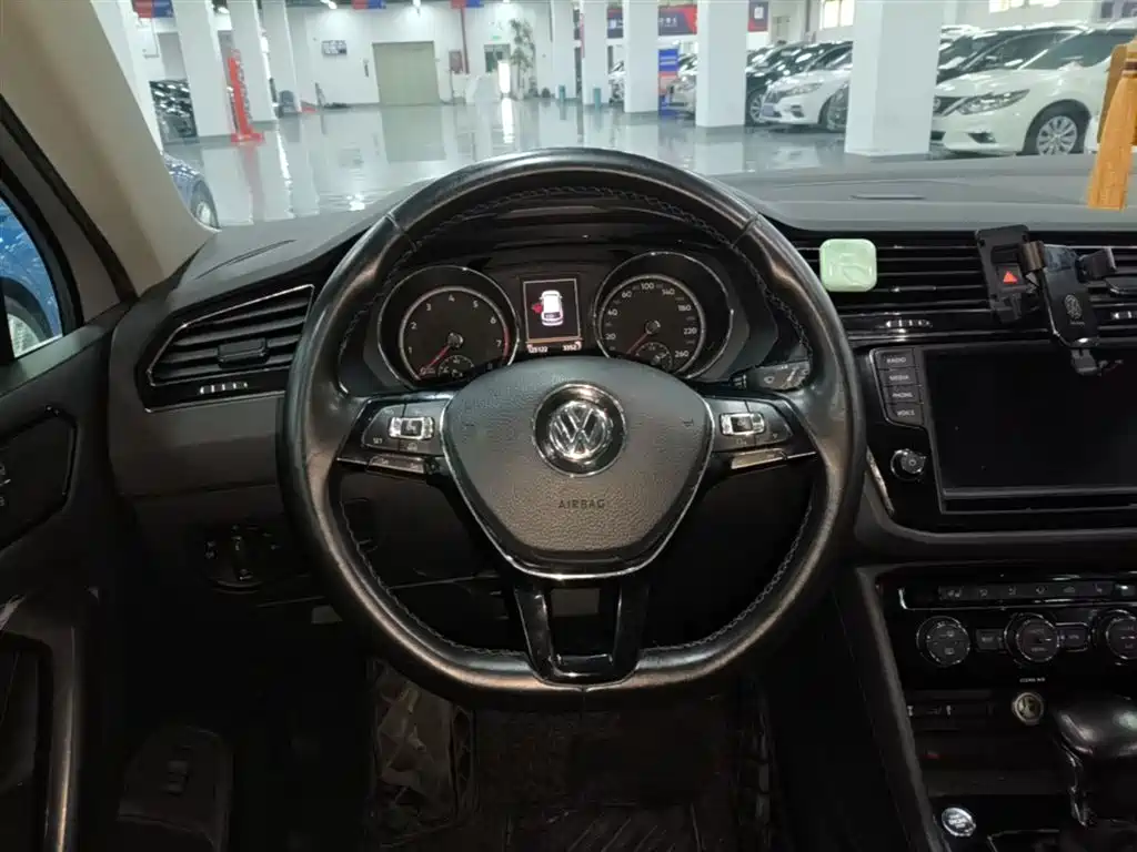 Volkswagen Tiguan L 2017 — фото 11