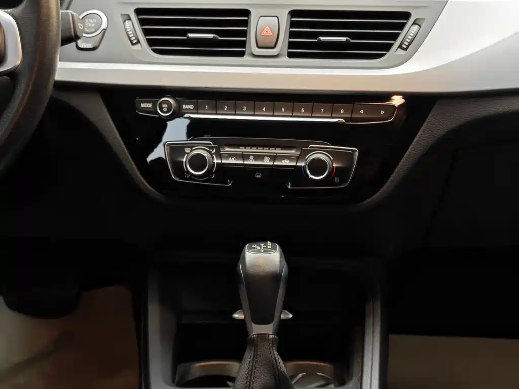 BMW 1 Series 2018 — фото 19
