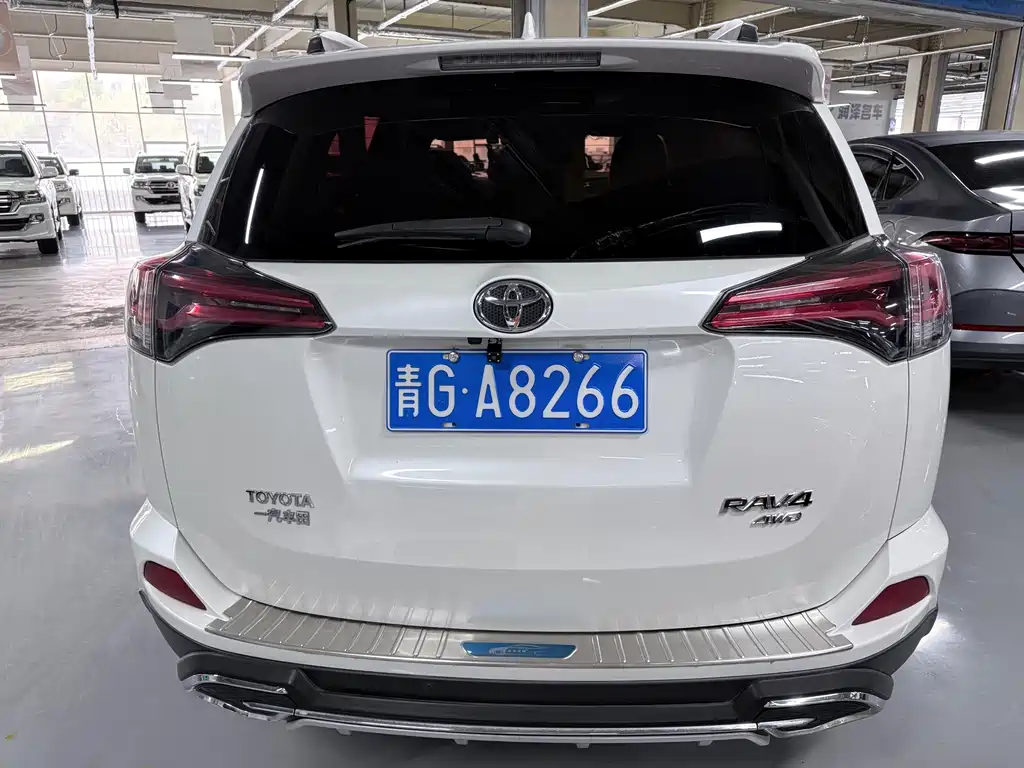 Toyota RAV4 2018 — фото 18