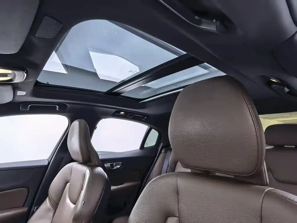 Volvo S60 2023 — фото 20