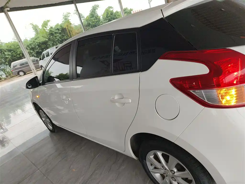Toyota Yaris L 2015 — фото 4