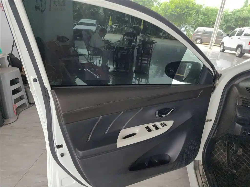 Toyota Yaris L 2015 — фото 21