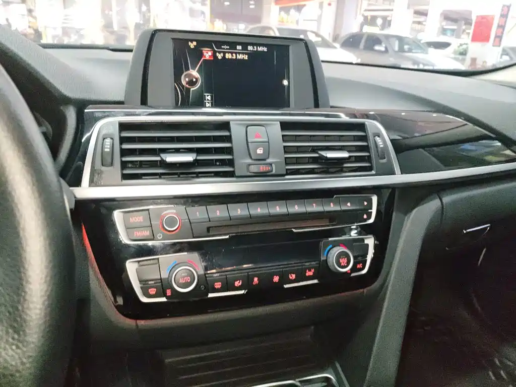 BMW 3 Series 2017 — фото 13