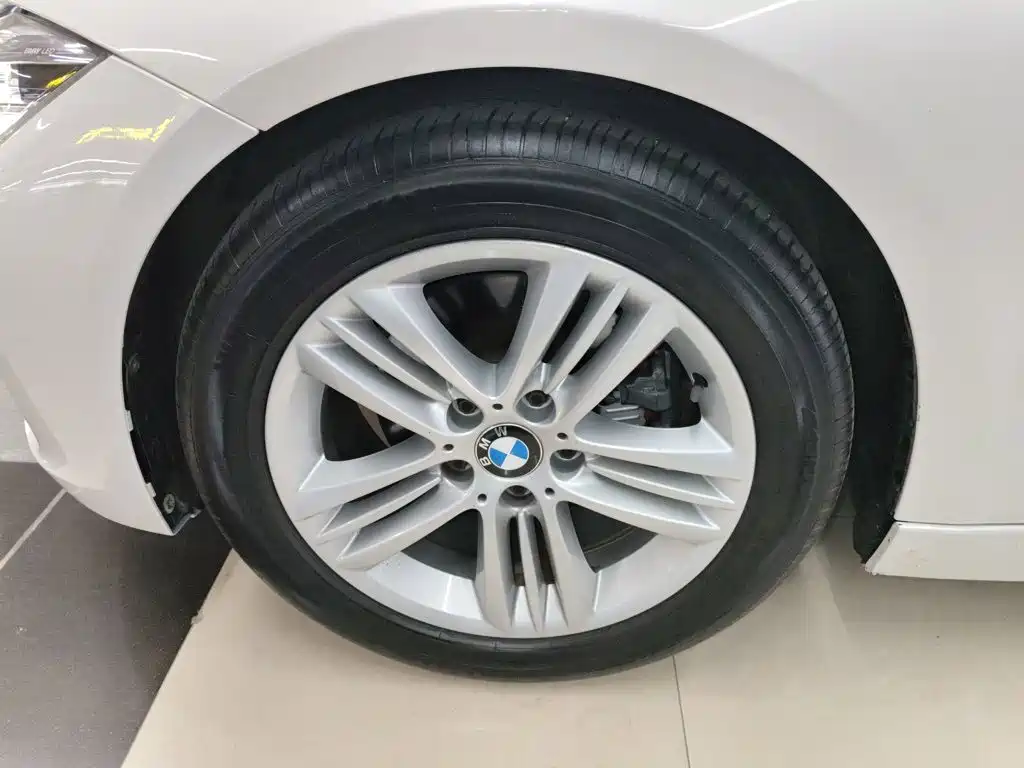 BMW 3 Series 2017 — фото 23