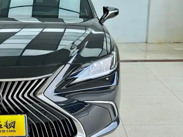Lexus ES 2021