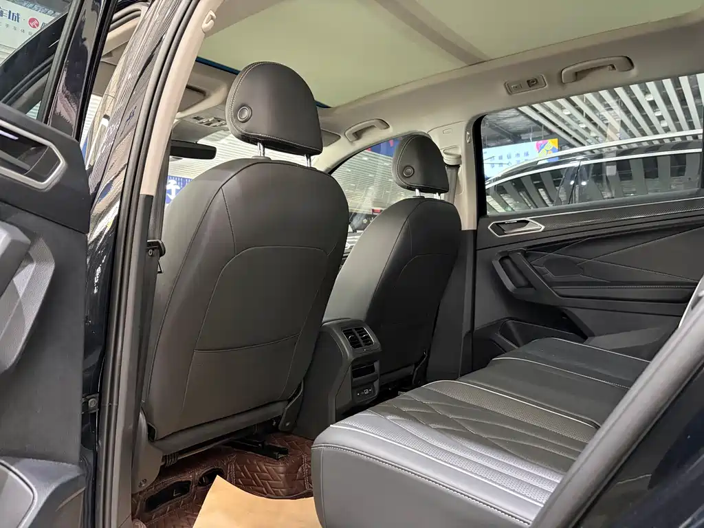 Volkswagen Tiguan L 2023 — фото 6