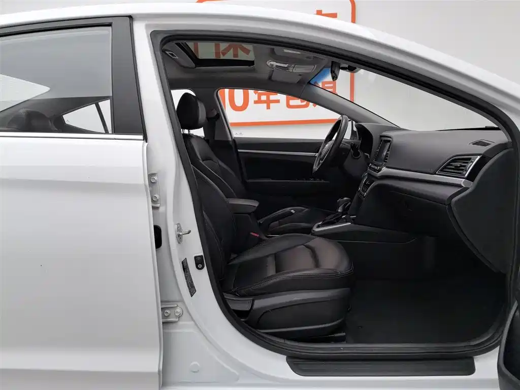 Hyundai Elantra 2018 — фото 23