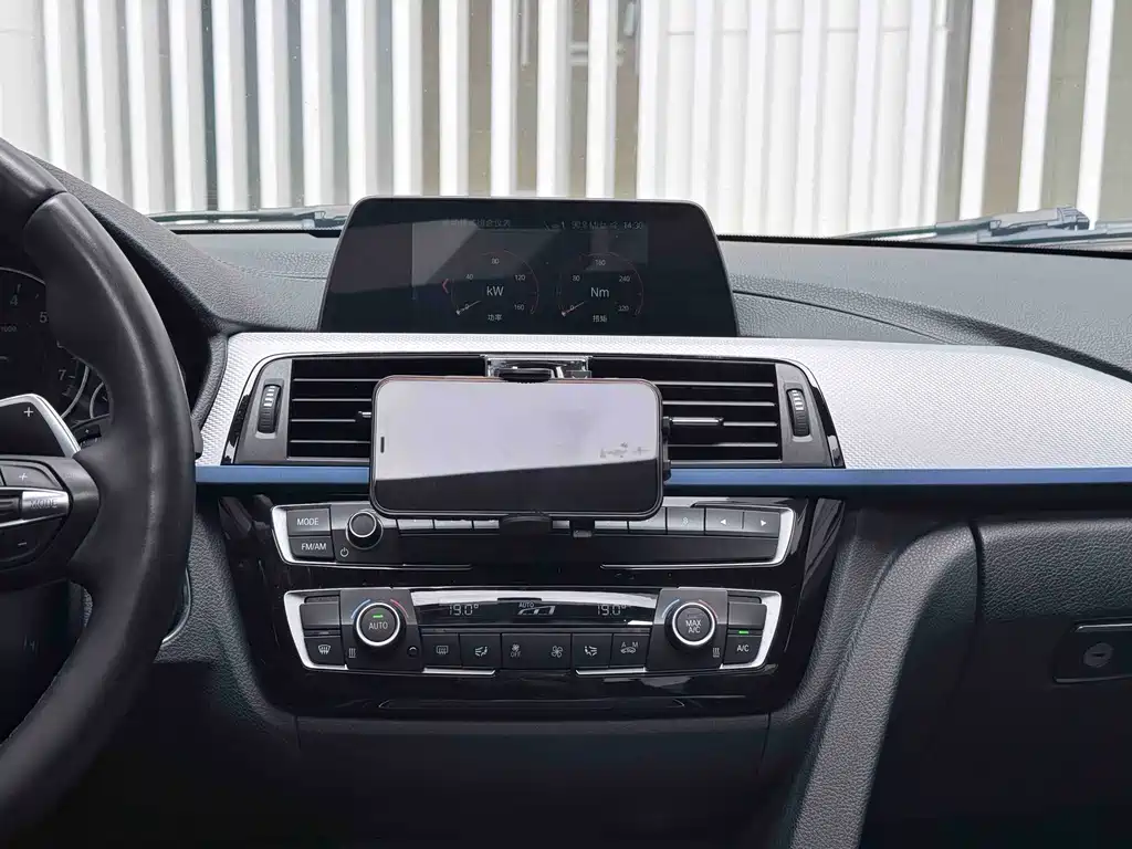 BMW 3 Series 2019 — фото 14