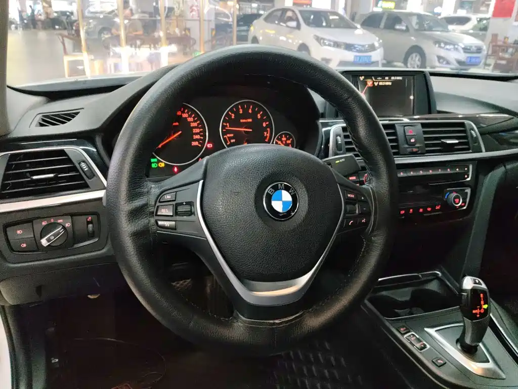 BMW 3 Series 2017 — фото 11